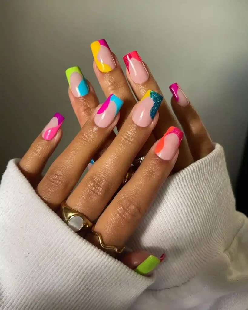 Bright summer nail idea with wavy patterns for beach holiday manicure.