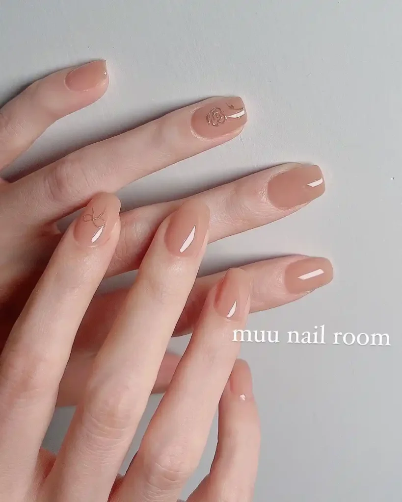 Short nude gel nail idea with minimal chrome details. 