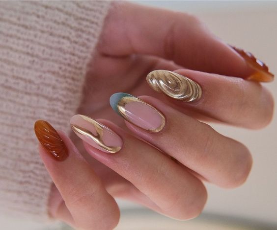 Oval nails with metallic gold art