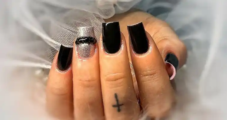 Black and silver square nails with 3D stripe nail art. 