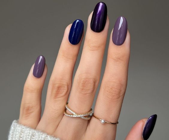 Blue and purple gradient nails for winters.