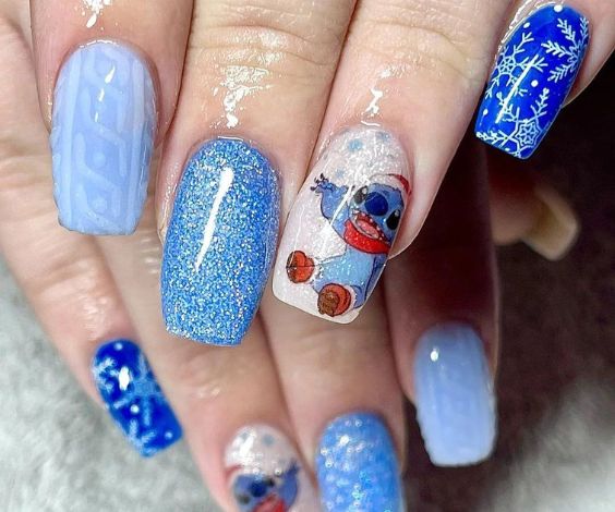 Short ballerina nails with glitter blue Christmas nail art. 