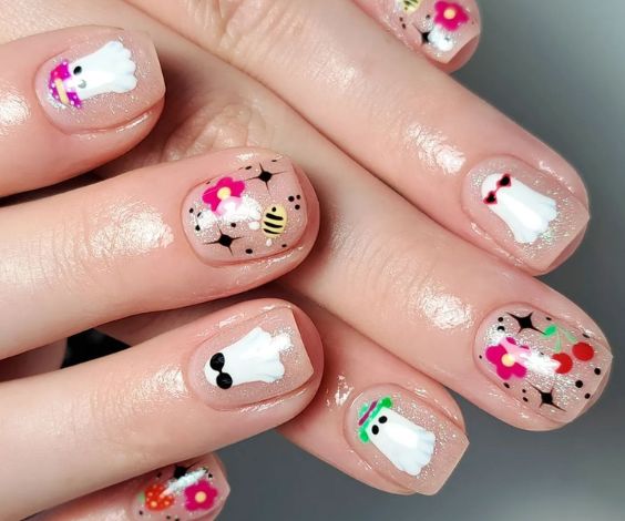 Cute summer ghost nail art for Halloween. 