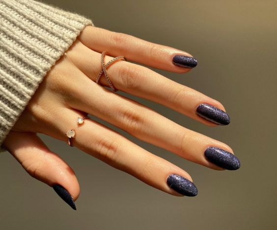 Dark blue glitter nail polish for winter. 