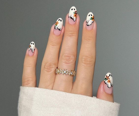 Cute Halloween nails with a green and white color combination. 