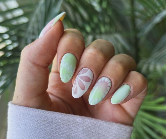 Mint green and white mix-and-match nails for summer. 
