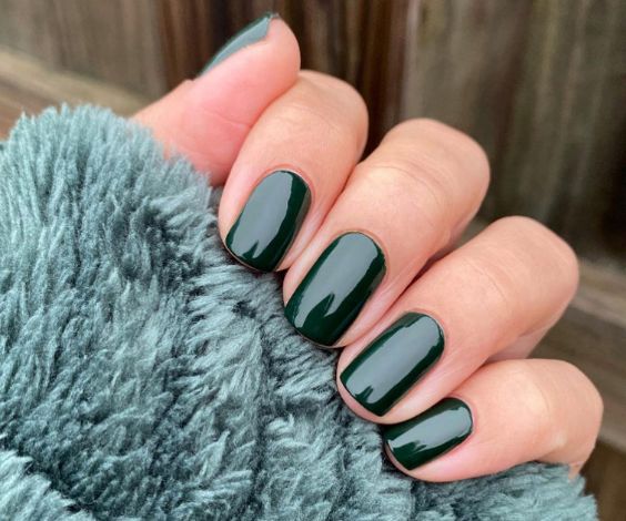 Winter nails with magnetic dark green nail color. 