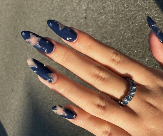 Midnight sky nail art with dark blue nail color. 