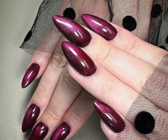 Dark red jelly nails for a spooky Halloween manicure. 