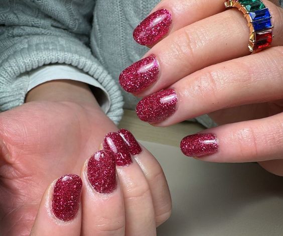 Red glitter nails for winter celebrations