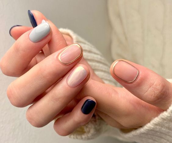 Soft blue gel nails for a minimalist winter style